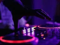 DJ mixing equipment with hand adjusting knobs