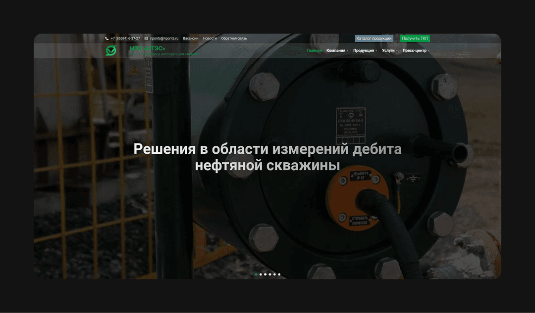 Полноэкранное изображение зелёного мини-погрузчика на главной странице сайта НПО «НТЭС», в верхней части — логотип и меню навигации.