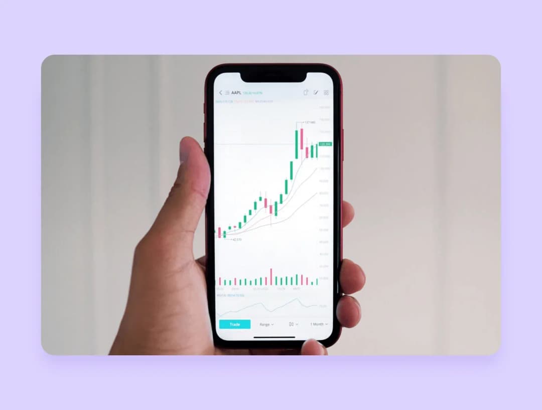 экраны приложения с роботом-ассистентом
