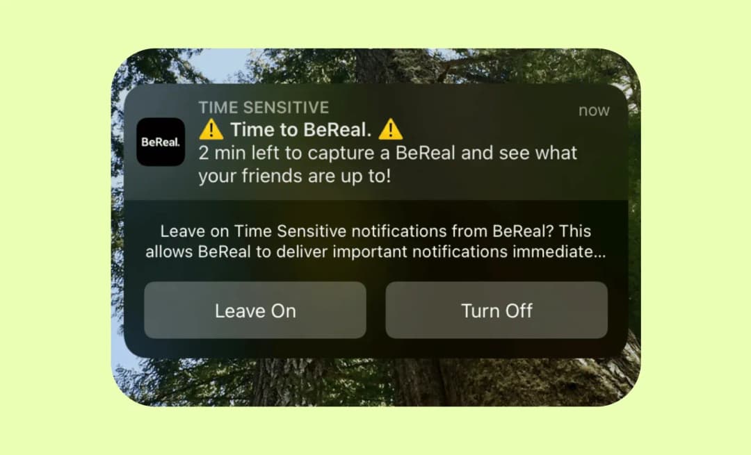 Пуш-уведомление BeReal «Time to BeReal» с таймером 2 минуты и кнопками Leave On и Turn Off
