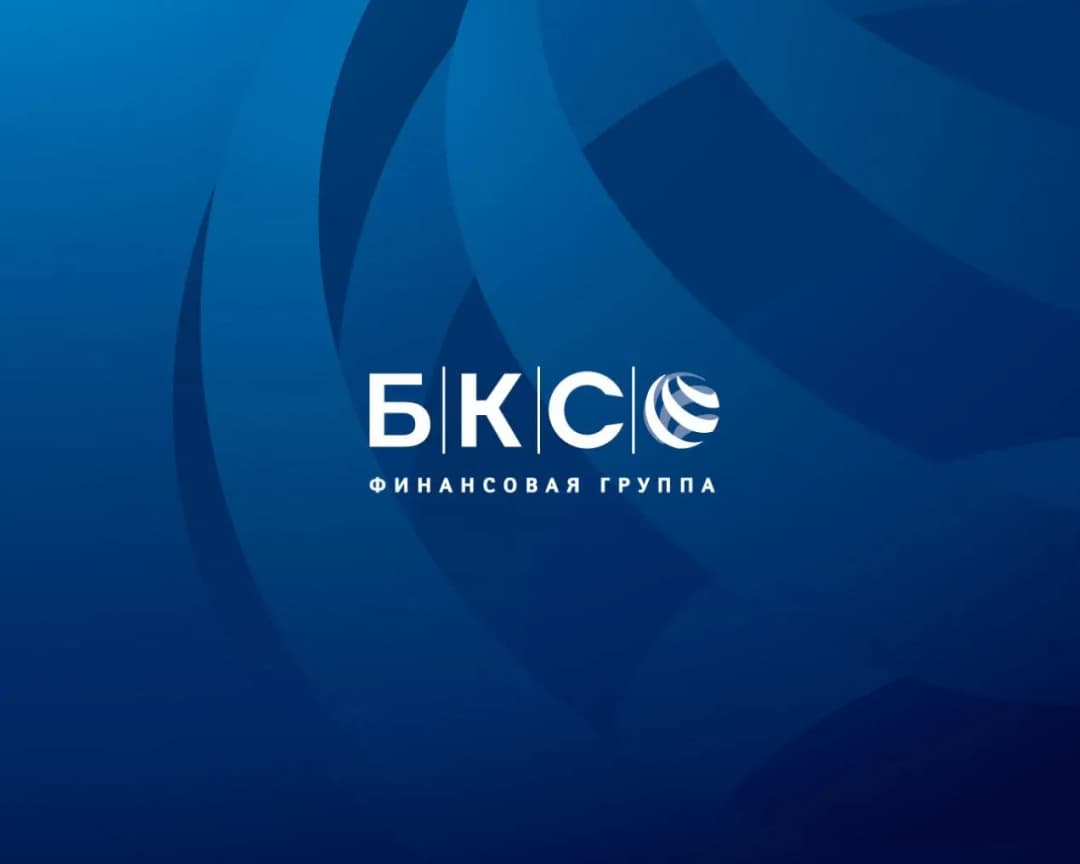 Логотип финансовой группы БКС на синем фоне с абстрактным узором