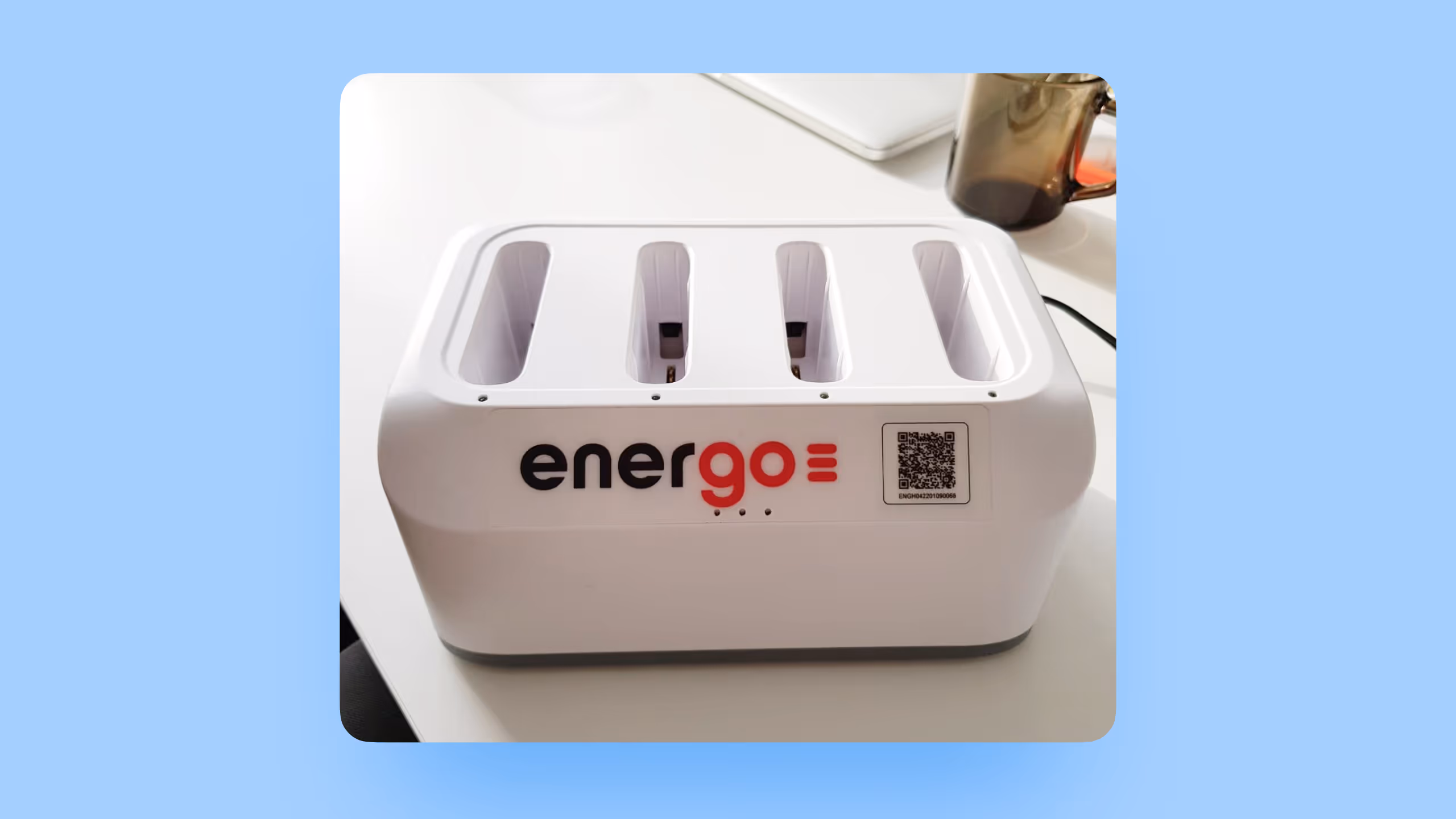 Белая зарядная станция energo на 4 слота с QR-кодом стоит на офисном столе